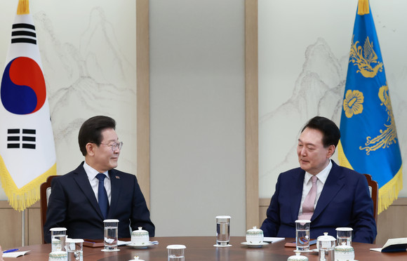 윤석열 대통령이 29일 서울 용산 대통령실 집무실에서 열린 이재명 더불어민주당 대표와의 영수회담에서 이 대표가 전한 메시지를 들은 뒤 발언하고 있다. ⓒ 연합뉴스