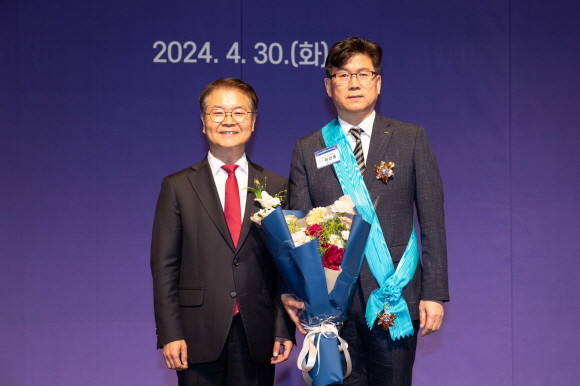 30일 개최된 2024년 근로자의 날 유공 정부포상 시상식에서 이선동 포스코명장이 금탑산업훈장을 수상하고 기념사진을 촬영하고 있다. ⓒ 포스코