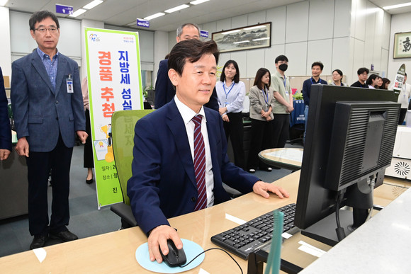 조규일 진주시장이 지방세 성실납세자 경품 추첨을 하고 있다. ⓒ 진주시