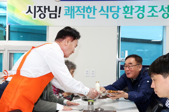 박동식 사천시장이 장애인종합복지관에서 무료급식 봉사를 하고 있다. ⓒ 프라임경제