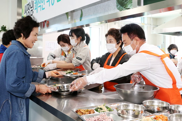 박동식 사천시장 부부가 장애인종합복지관에서 무료급식 봉사를 하고 있다. ⓒ 프라임경제
