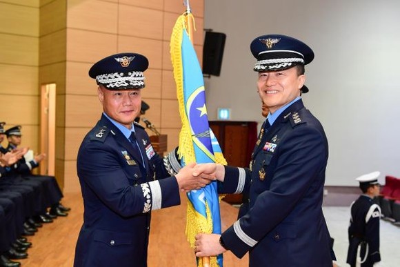 공군 제1전투비행단은 5월 2일(목) 기지 내 강당에서 제53·54대 단장 이취임식을 거행하였다. 김준호 전투사령관이 김중수 취임 단장에게 지휘권을 상징하는 부대기를 이양했다.(좌 김준호 전투사령관, 우 김중수 제1전투비행단장). ⓒ 공군 제1전투비행단
