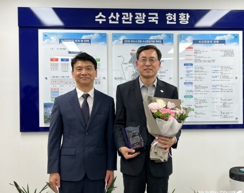 정재호 여수시 수산관광국장(오른쪽)이 여수시 관광산업 발전을 통한 지역발전을 기여해 공로패를 받았다. ⓒ 한국관광학회