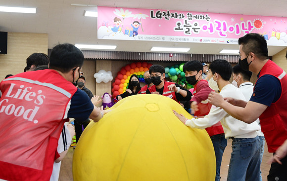LG전자 임직원들이 지난 2일 서울시 강동구에 위치한 암사재활원에서 열린 '오늘은 어린이날' 행사에서 장애 아동 및 청소년들과 함께 작은 운동회에 참여하고 있다. LG전자는 지난 2014년부터 10년째 암사재활원과 인연을 이어오고 있다. ⓒ LG전자