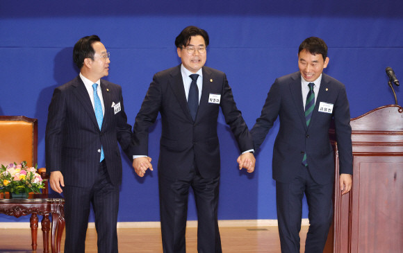 더불어민주당 새 원내대표에 선출된 박찬대 의원이 3일 오전 국회 의원회관에서 열린 제22대 국회 더불어민주당 당선자 총회에서 인사하고 있다. 왼쪽은 박성준 원내수석부대표, 오른쪽은 김용민 정책수석부대표. ⓒ 연합뉴스