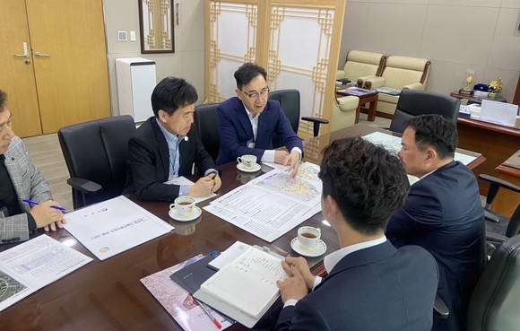 하승철 군수가 백원국 국토교통부 차관에게 주요 현안사업들의 정부지원을 건의하고 있다. ⓒ 하동군