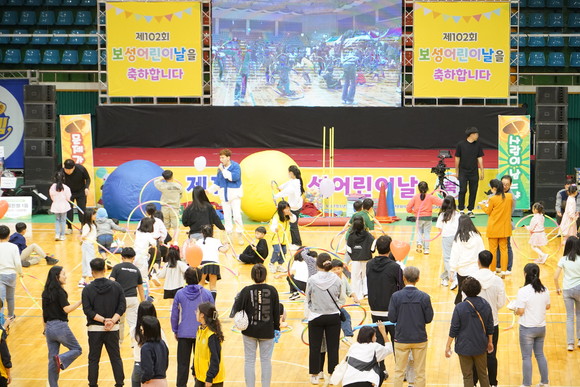 102회 보성어린이날 행사. 아이들이 훌라후프 경연을 펼치고 있다. ⓒ프라임경제