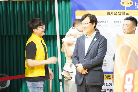 행사장면을 흐뭇하게 바라보는 김규웅 보성부군수. ⓒ 프라임경제