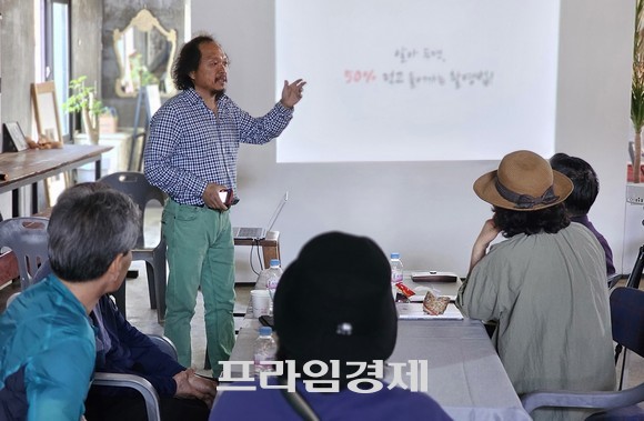 지난 3일 충남 보령시 남포면 월전리 빽 방앗간에서 백승휴 작가의 진행 아래 특별한 힐링 워크숍을 개최하고 있다. ⓒ 프라임경제
