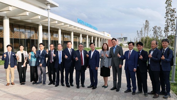 김태흠 충남지사가 지난 5일 우즈베키스탄 타슈켄트 한국문화예술의 집에서 고려인 문화협회 빅토르박 회장을 비롯한 임원 등을 접견 후 기념촬영을 하고 있다. ⓒ 충남도