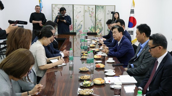 지난 5일 우즈베키스탄 타슈켄트 한국문화예술의 집에서 고려인 문화협회 빅토르박 회장(우즈베키스탄 공화국 하원의원)을 비롯한 임원 등을 접견하고 있다. ⓒ 충남도
