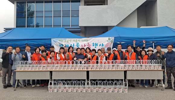 영주1동지역사회보장협의체가 어버이날을 맞이 반려식물 전달 기념사진을 촬영하고 있다. ⓒ 영주시