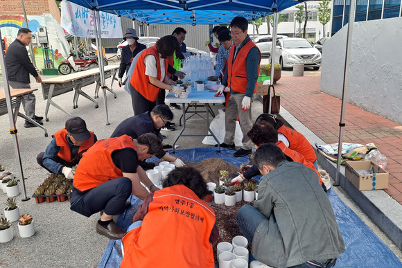 영주1동지역사회보장협의체 위원들이 홀몸어르신 가구에 전달할 반려식물 화분을 만들고 있다. ⓒ 영주시