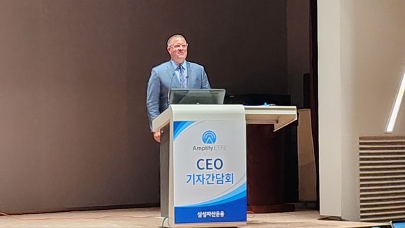 크리스티안 마군(Christian Magoon) 앰플리파이 CEO가 7일 진행된 서울 여의도 한국거래소에서 파트너사인 삼성자산운용과 함께 방한 기념 기자간담회에서 ETF 투자 전략을 소개하고 있다. ⓒ 프라임경제