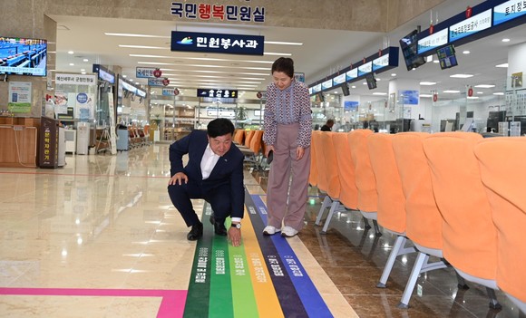 최재구 군수가 민원실 민원 안내 유도선을 점검하고 있다. ⓒ 예산군