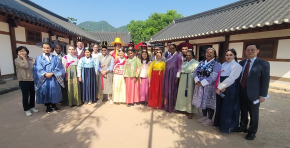 외교관 한국언어문화 연수생들이 아산 관광을 실시 후 기념촬영을 하고 있다. ⓒ 아산시