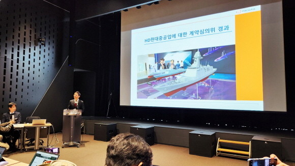 구승모 한화오션 컴플라이언스실 변호사가 지난 3월5일 서울 중구 한화빌딩에서 열린 KDDX 사업 기밀 유출과 관련한 기자회견에서 발표를 이어가고 있다. = 조택영 기자