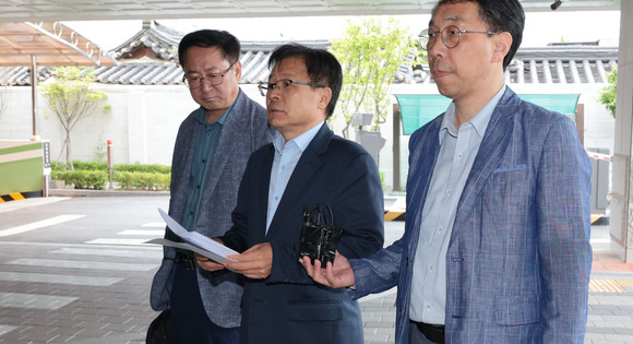 (가운데) 박순장 소비자주권시민회의 사무처장이 고발인 조사를 받기 위해 7일 서울 종로구 서울경찰청 사이버수사과로 출석하며 입장을 발표하고 있다. ⓒ 연합뉴스