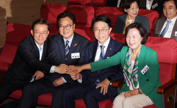 더불어민주당의 정성호(왼쪽부터), 우원식, 조정식, 추미애 국회의장 후보자들이 지난 3일 오전 국회 의원회관에서 열린 제22대 국회 더불어민주당 제1기 원내대표 선출 당선자 총회에 입장해 손을 잡고 있다. ⓒ 연합뉴스