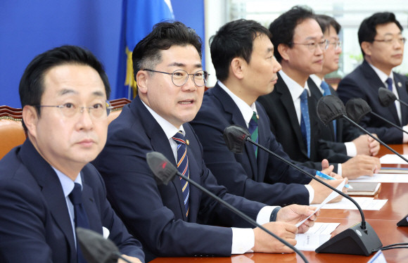 박찬대 더불어민주당 원내대표(왼쪽 두 번째)가 지난 7일 국회에서 열린 원내대책회의에서 인사말을 하고 있다. 왼쪽은 박성준 원내수석부대표, 오른쪽은 김용민 정책수석부대표. ⓒ 연합뉴스
