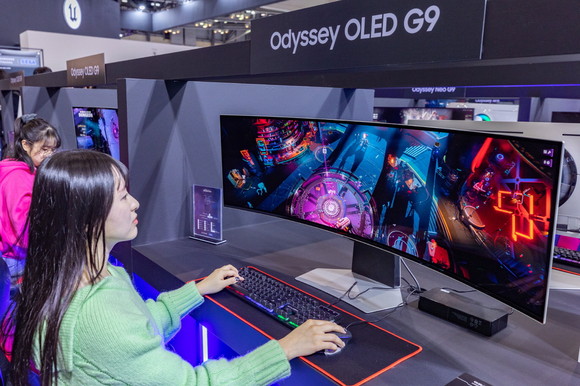 삼성전자 모델이 지스타 2023 오디세이 체험존에서 오디세이 'OLED G9'을 소개하고 있다. ⓒ 삼성전자