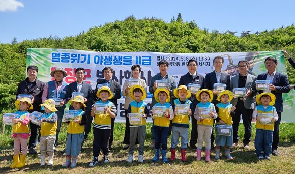 박경귀 아산시장이 지난 8일 송악면 동화리 습지에 멸종위기 야생생물Ⅱ급 물장군 35쌍, 70개체를 방사 후 어린이집 원아들과 함께 기념촬영을 하고 있다. ⓒ 아산시