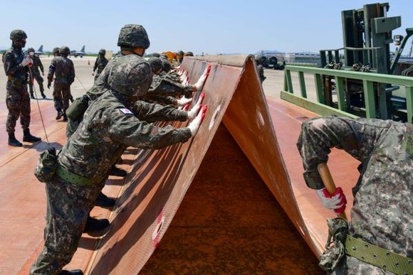 공군 제1전투비행단은 5월9일 기지 내 피해복구 훈련장에서 해군 3함대와 함께 합동 활주로 피해복구 훈련을 실시했다. ⓒ 공군 제1전투비행단