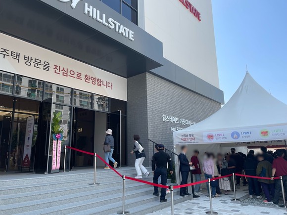 힐스테이트 가장더퍼스트 견본주택 9일 오픈과 함께 관람객들이 입장하고 있다. = 박선린 기자
