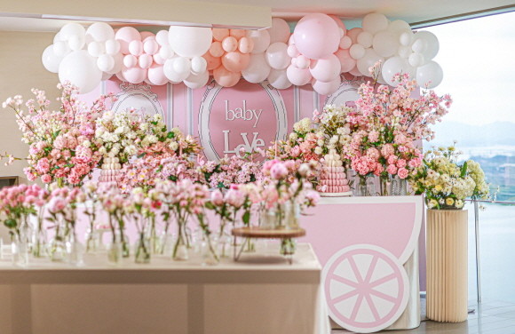 워커힐 호텔앤리조트가 가정의 달을 맞아 생애 첫 1년을 맞이한 내 아이의 '첫돌'을 보다 특별하게 기념하고, 소중한 아이를 맞이하기 위해 준비하는 산모의 안정적인 휴식을 돕는 다채로운 호텔 패키지를 제안한다. © 워커힐 호텔앤리조트