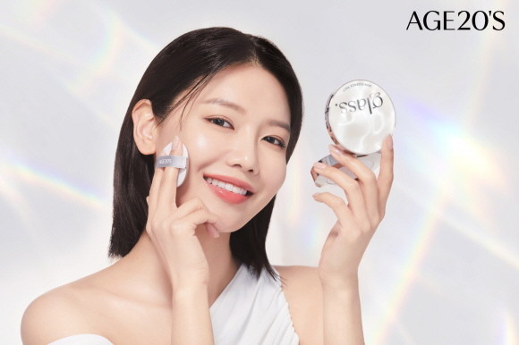 에이지투웨니스가 촉촉한 수분 광채로 건강하게 빛나는 피부를 연출해 주는 '에이지투웨니스 글래스 스킨 에센스 팩트'를 출시했다. © 애경산업