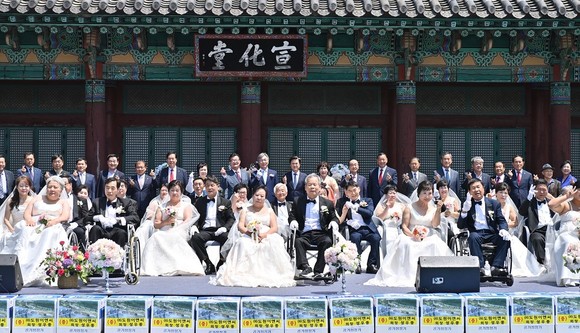 10일 공주시 소재 선화당에서 장애인 부부 39쌍 합동 결혼식을 개최 후 단체 기념촬영을 하고 있다. ⓒ 충남도