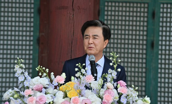 10일 공주시 소재 선화당에서 장애인 부부 39쌍 합동 결혼식에서 김태흠 지사가 축하의 덕담을 하고 있다. ⓒ 충남도