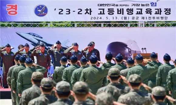 공군 제1전투비행단은 5월13일 46명의 신임조종사들을 대상으로 23-2차 고등비행교육과정 수료식을 거행했다. ⓒ 공군 제1전투비행단