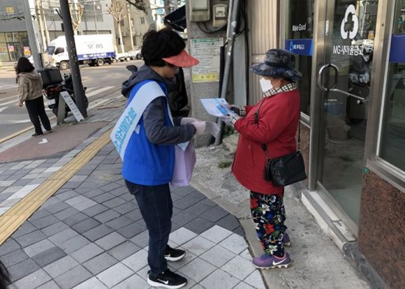 남구청 복지 담당자가 고독사 위험군 발굴을 위한 전수 조사를 실시하고 있다. ⓒ 광주 남구청