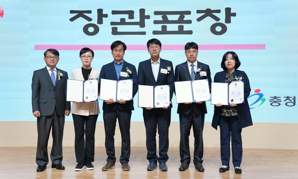 13일 김일수 부교육감이 제43회 스승의 날을 맞아 충남교육청 대강당에서 열린 유공교원 표창장 수여식에서 장관표창장을 수여 후 기념촬영을 하고 있다. ⓒ 충남교육청