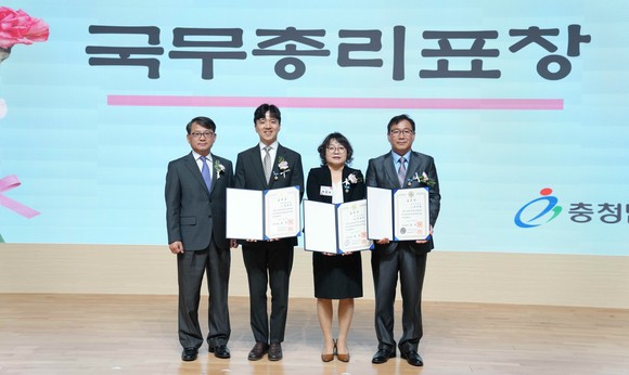 13일 김일수 부교육감이 제43회 스승의 날을 맞아 충남교육청 대강당에서 열린 유공교원 표창장 수여식에서 국무총리 표창장을 수여 후 기념촬영을 하고 있다. ⓒ 충남교육청