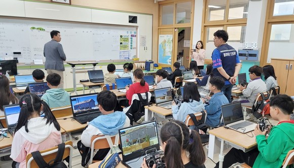 지난 7일 태안읍 화동초등학교에서 진행된 드론 체험 교육 모습. ⓒ 태안군