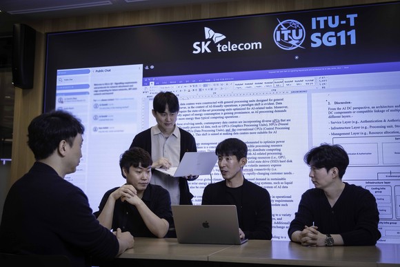이종민 SK텔레콤 미래R&D 담당(오른쪽서 2번째) 등 SKT의 해당 아이템 개발자들이 신규 과제에 대해 논의하는 모습. ⓒ SK텔레콤