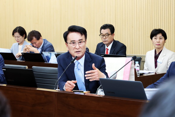 박동식 사천시장이 스마트도시계획 수립 용역 최종보고회를 개최하고 있다. ⓒ 프라임경제