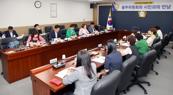 총무위원회는 지난 13일 당진시 노인장기요양기관 및 지역아동센터와의 간담회를 개최하고 있다. ⓒ 의회사무국