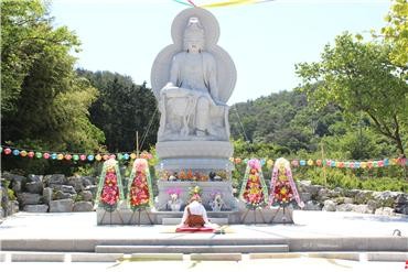 석조관세음보살상 점안식을 봉행하고 있는 주지 진공스님. ⓒ 프라임경제