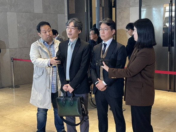 한미사이언스 임종윤·종훈 형제가 지난 3월28일 오전 경기 화성시 라비돌 호텔에서 열린 한미그룹 지주사 한미사이언스의 제51기 정기 주주총회가 끝난 후 입장을 밝히고 있다. © 연합뉴스