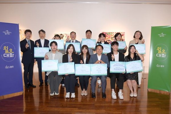 강기정 광주광역시장이 지난 13일 오후 광주예술의전당 갤러리에서 열린 월요대화에 참석해 채우고 함께하는 사회적가족이란 주제로 의견을 나눈 뒤 기념촬영을 하고 있다. ⓒ 광주광역시
