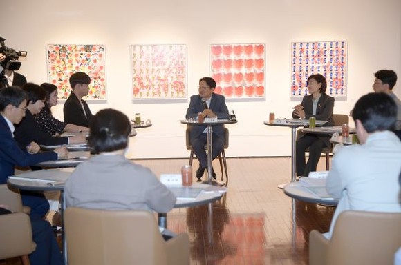 강기정 광주광역시장이 지난 13일 오후 광주예술의전당 갤러리에서 열린 월요대화에 참석해 채우고 함께하는 사회적가족이란 주제로 의견을 나누고 있다. ⓒ 광주광역시