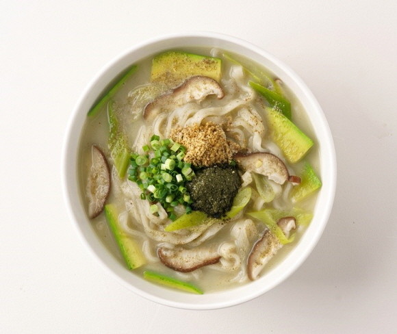 풀무원이 육상 양식으로 수확한 물김을 활용한 신메뉴 '들깨물김칼국수'를 출시했다. © 풀무원