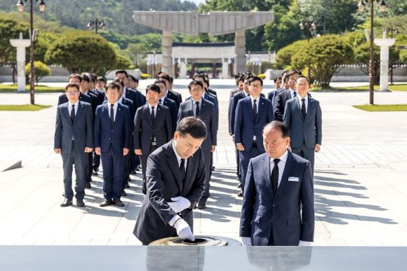 고병일 광주은행이 14일 국립5·18민주묘지를 찾아 민주주의와 인권을 위해 희생하신 오월영령들에게 분향하고 있다. Ⓒ 광주은행