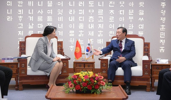 최민호 시장이 14일 아이다 이스마일로바 주한 키르키즈공화국 대사와 면담을 나누고 있다. ⓒ 세종시