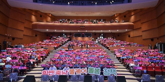 14일 '힘쎈충남 풀케어 돌봄정책'에 대한 구체적인 로드맵을 수립해 도의회와 도교육청, 시군, 종교단체와 기업 등이 동참을 선언하고 퍼포먼스을 하고 있다. ⓒ 충남도