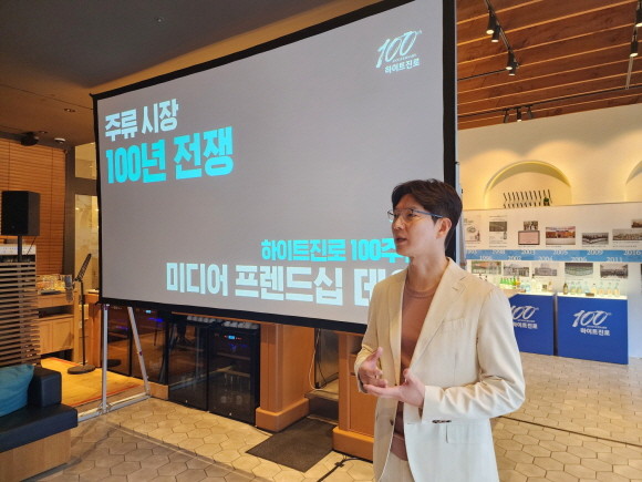 오성택 하이트진로 상무가 '하이트진로 100년의 전쟁 마케팅'을 발표하고 있다. © 하이트진로