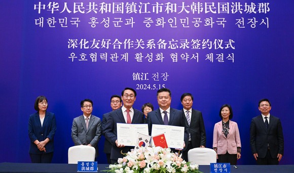 지난 15일 중국 전장시와 우호협력관계 활성화 및 상호 교류와 협력을 더욱 공고히 하기 위한 업무협약을 체결 후 기념촬영을 하고 있다. ⓒ 홍성군